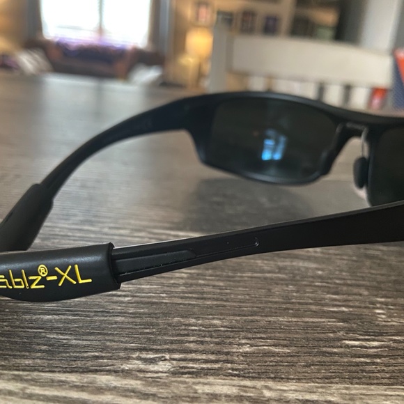 Maui Jim Big Wave Sunglasses. Black. Mens - Picture 7 of 11